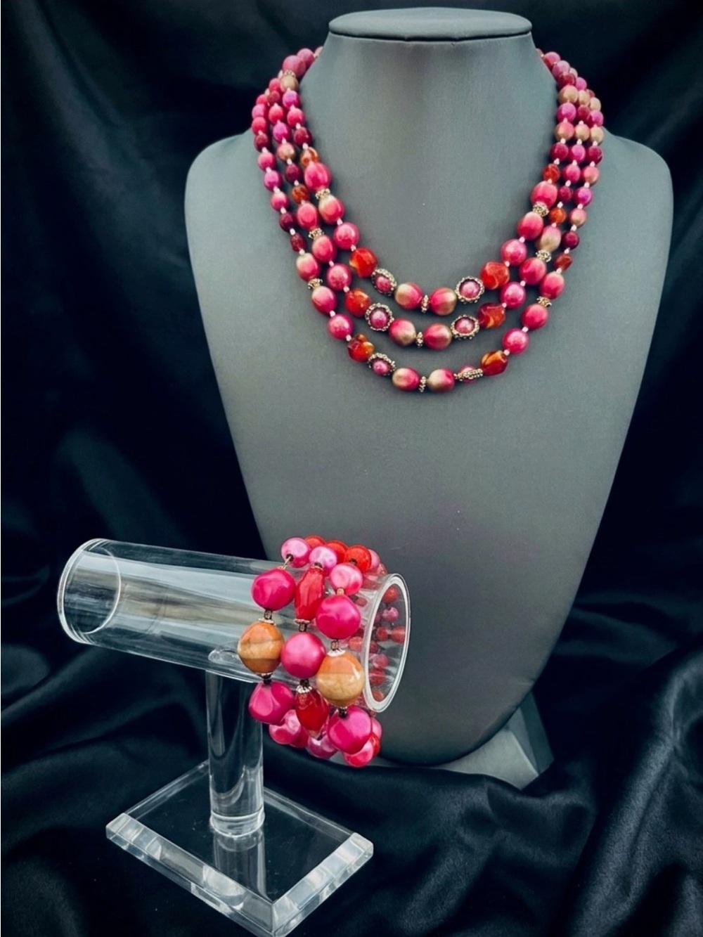 VTG Pink and Red Chunky Acrylic Lucite Beaded 3 Strand Necklace and Bracelet Set